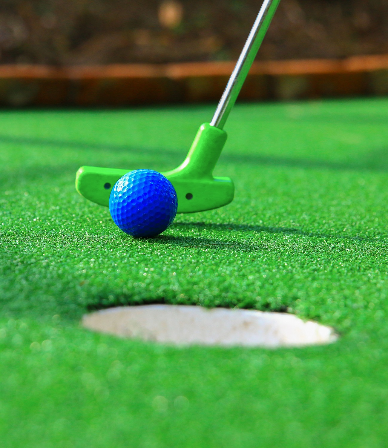 Mazza da golf e pallina sull'erba