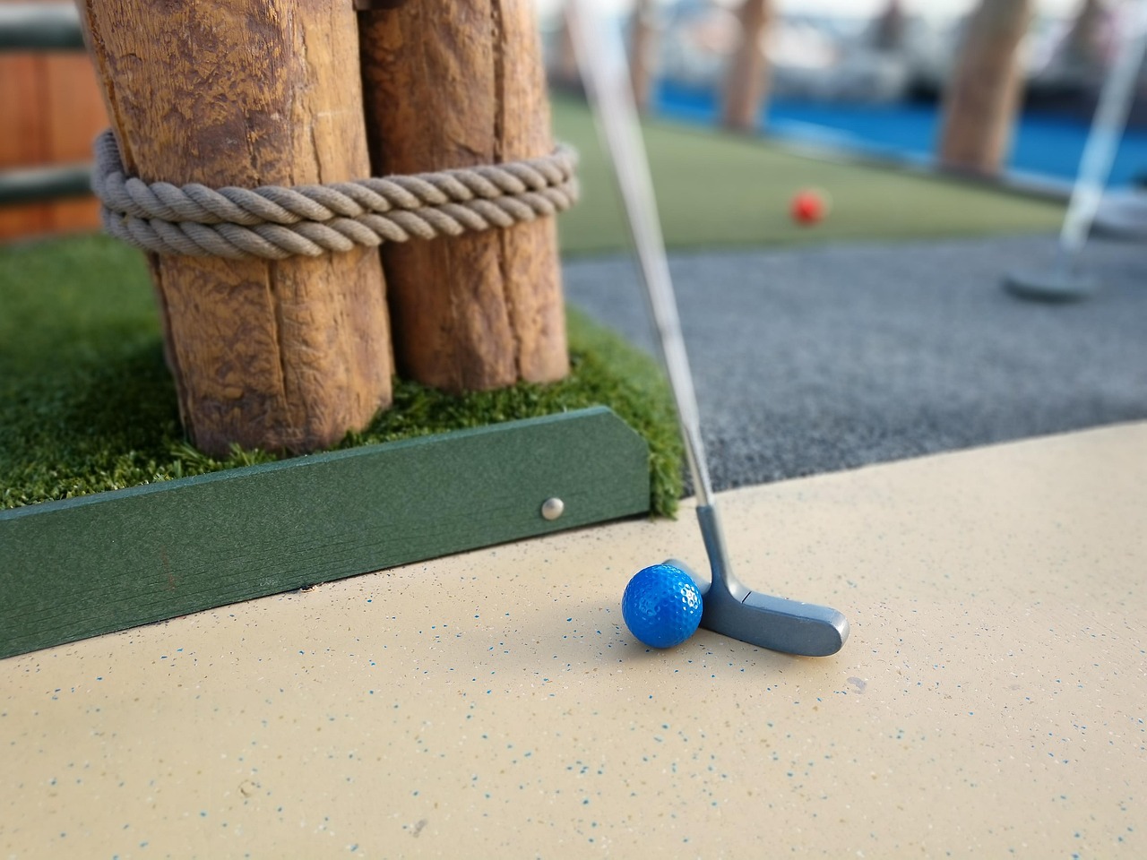 Mazza da golf e pallina sull'erba
